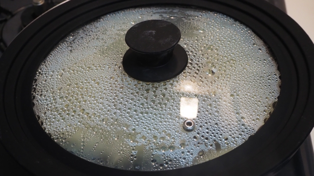 鍋の蓋に水滴の画像