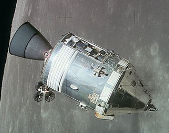 月を周回するアポロ司令船
