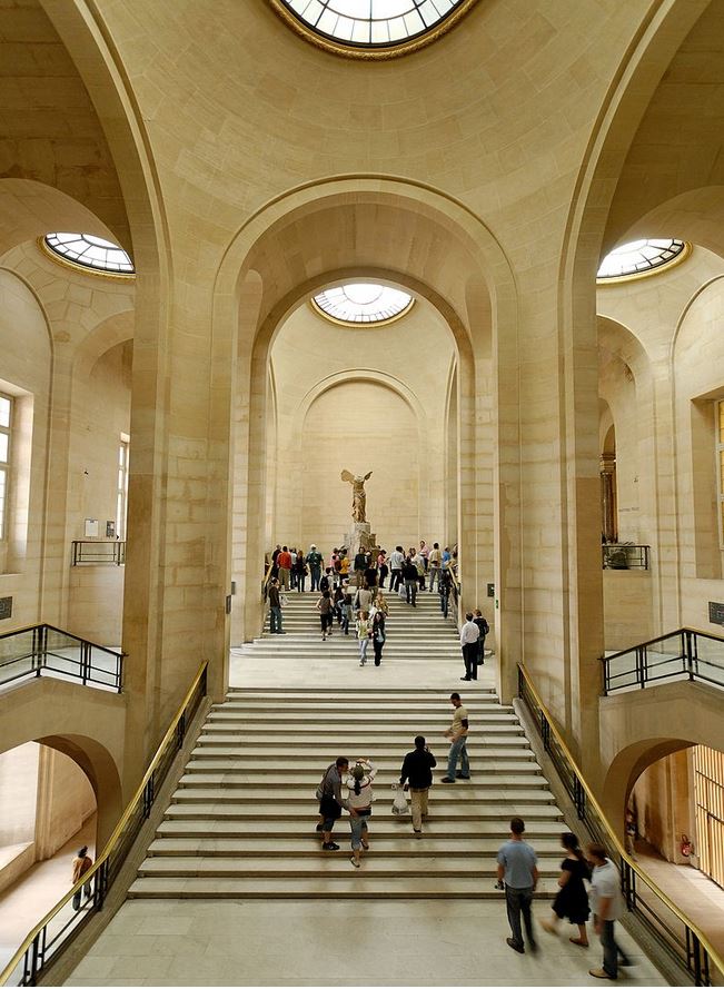 パリ・ルーブル博物館ダリュの階段踊り場